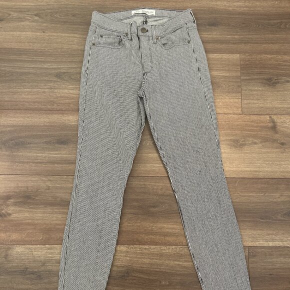 GAP Women's Pinstripe Skinny Jeans - Size 26 - Like New - Picture 1 of 9